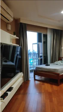 Bangkok Airbnb for Family. Bed-facing-the-bangkok-city